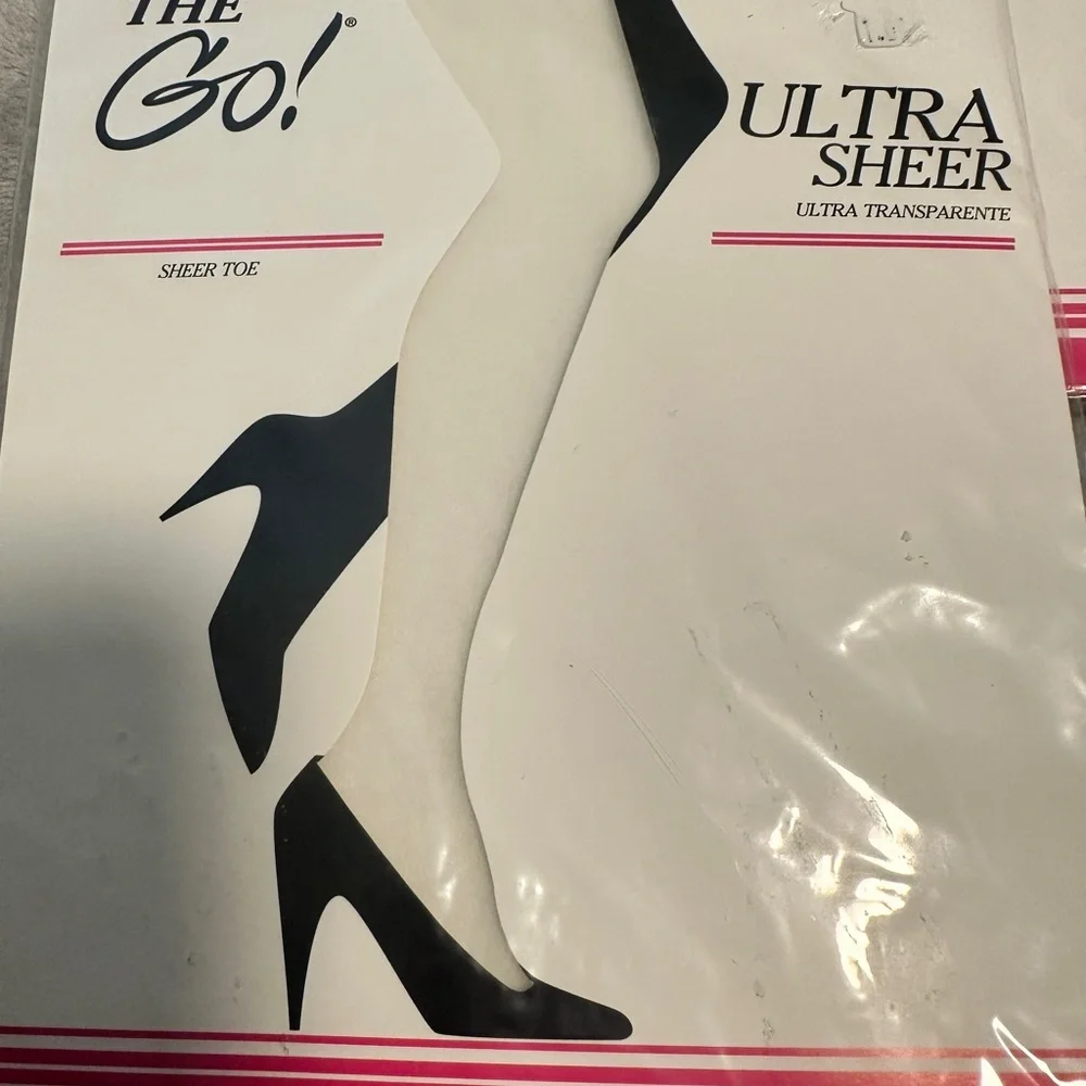 2 pair On the Go! Pantyhose Hose Sz 3, 1 pr Off White,‎ 1 pr White
